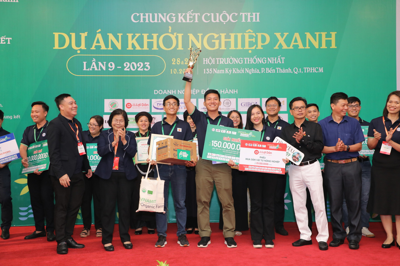 Dự án khởi nghiệp từ xơ mướp của nhóm bạn Đỗ Đăng Khoa giành giải nhất cuộc thi khởi nghiệp Xanh 2023.