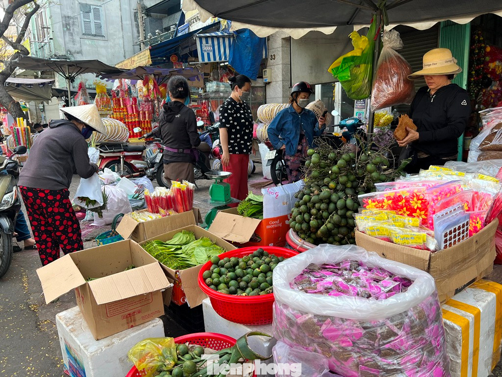 Chợ bán ở vỉa hè hàng chục năm qua, là điểm đến quen thuộc của người dân TPHCM.