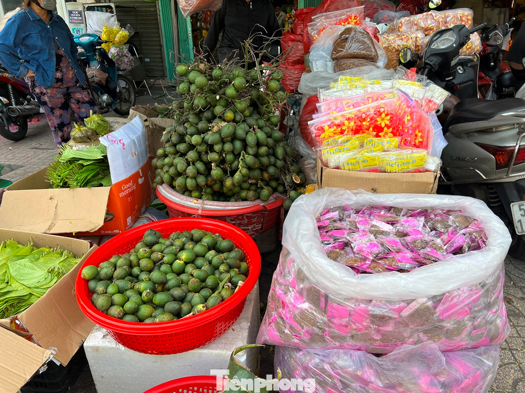 Ngoài trầu cau, người bán còn kèm thêm vôi, lá thuốc khô...