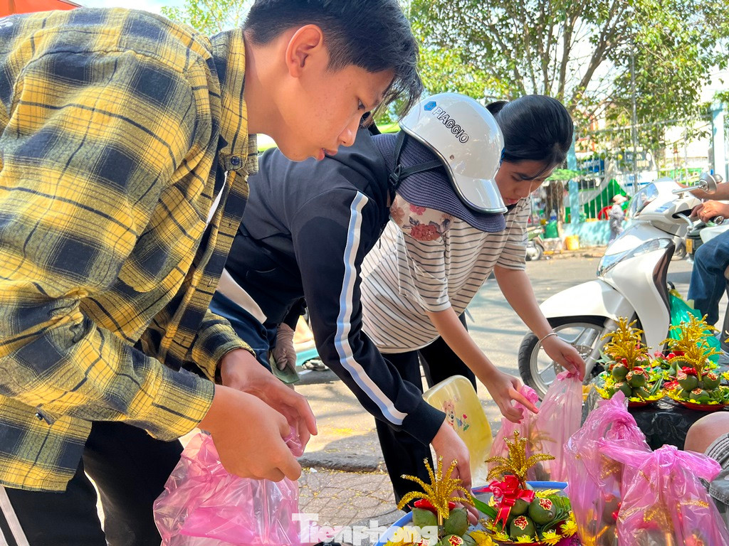 Khách tấp nập mua trầu cau những ngày cận Tết