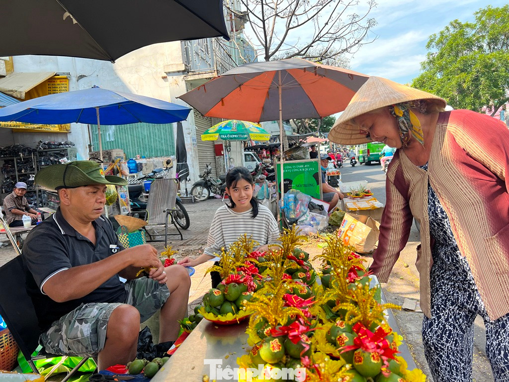 Ngày Tết, người dân tìm mua trầu cau để cúng bàn thờ, đi lễ chùa...