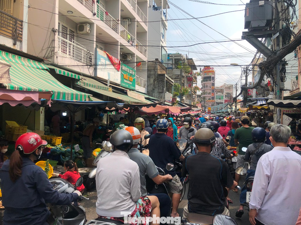 Mới hơn 7h sáng, các nẻo đường dẫn vào chợ đã đông nghịt người... Phiên chợ cuối năm ai cũng tất bật. Đa số các chợ sẽ nghỉ từ trưa 30 đến hết mùng 1 Tết. Từ mùng 2 Tết, chợ sẽ mở bán trở lại.