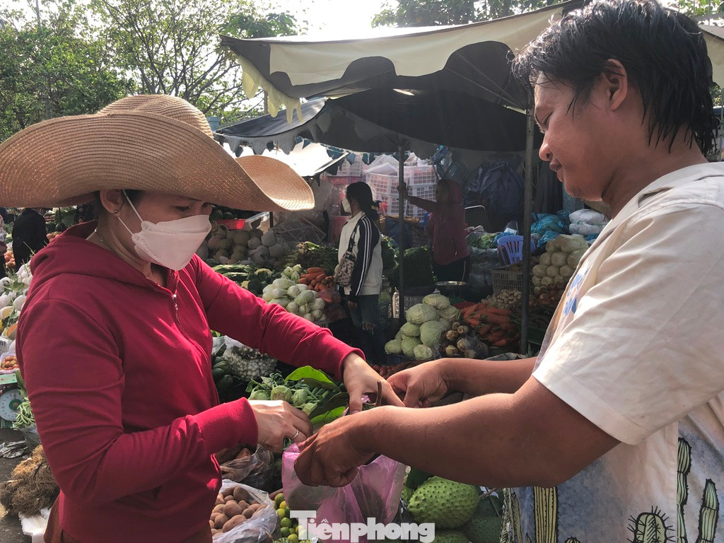 Theo các tiểu thương, chợ chỉ bán đến giữa trưa rồi phải dọn dẹp, trả mặt bằng cho công nhân làm tổng vệ sinh nên ai cũng tranh thủ bán nhanh mua nhanh, không cò kè trả giá nữa.