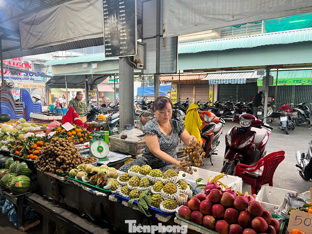 Trong phiên chợ cuối năm, các tiểu thương chọn những mặt hàng tươi ngon nhất để phục vụ người tiêu dùng.