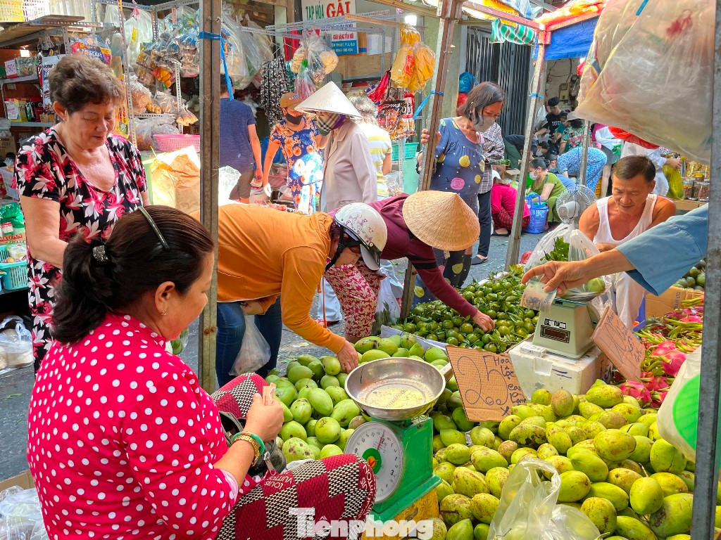 Tiểu thương niêm yết giá cụ thể để người bán dễ chọn mua.