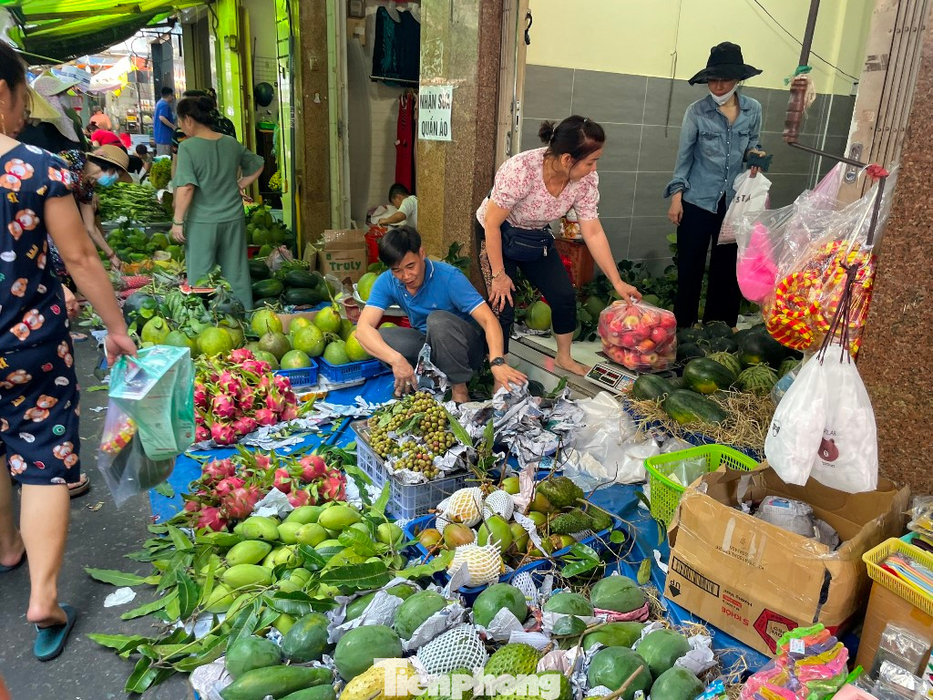 Tại chợ Bàn Cờ (quận 3), các loại trái cây cúng Tết đã gần hết. "Chúng tôi không nhập hàng nữa, bán sớm dọn hàng sớm còn về cúng kiếng đón ông bà. Giá cả tại đây ổn định như xoài cát 25.000 đồng/kg, thanh long 30.000 đồng/kg, quả sung 25.000 đồng/chùm..." - một tiểu thương cho hay.