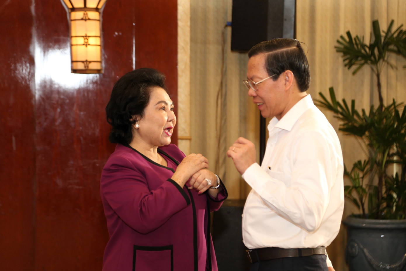 Ông Phan Văn Mãi trao đổi với đại diện doanh nghiệp để lắng nghe tâm tư, nguyện vọng của họ.