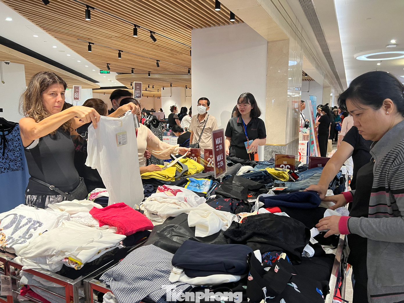 Người nước cũng tranh thủ "săn sale" từ thời trang đến thực phẩm, hàng tiêu dùng.