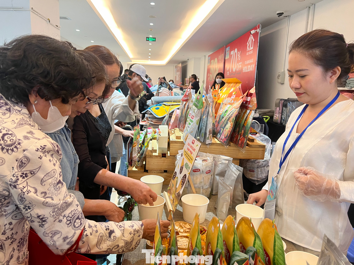 Mời khách dùng thử các loại trái cây sấy dẻo được chế biến từ bưởi, xoài, cam… đại diện Công ty CP Công nghệ thực phẩm Lương Gia cho biết, năm nay đơn vị ra mắt sản phẩm mới là xoài socola hạnh nhân. Đây sẽ là món ăn chơi phục vụ nhu cầu “đổi vị” của khách hàng dịp Tết. “Đây là lần đầu tiên chúng tôi tham gia chương trình. Từ sáng đến giờ lượng khách đến dùng thử sản phẩm, sức mua rất khả quan. Kỳ vọng trong hai ngày cuối tuần, lượng khách sẽ còn tăng hơn” - đại diện công ty cho biết.