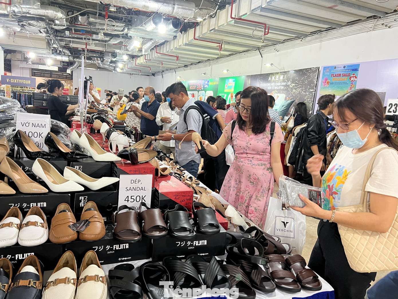Những thương hiệu nổi tiếng trong nước có mức giảm giá hấp dẫn, giày dép chỉ còn 450.000 đồng/sản phẩm.