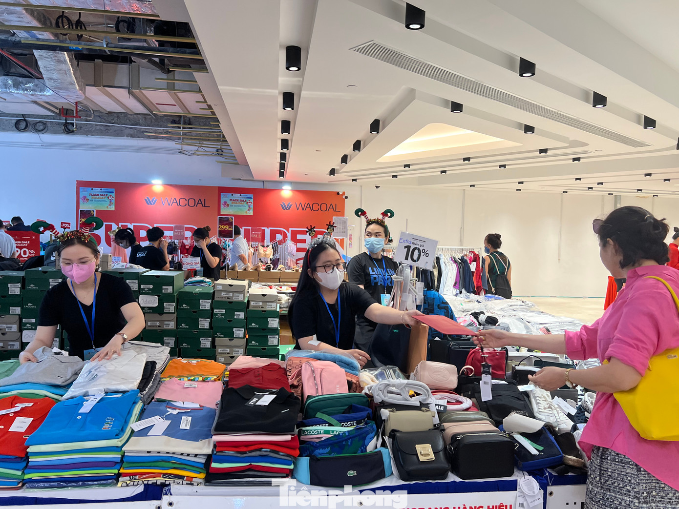 Ông Nguyễn Nguyên Phương - Phó Giám đốc Sở Công Thương TPHCM - cho biết, mục đích chính của sự kiện là để kích thích tiêu dùng, thu hút du khách và phát triển du lịch. “Chúng tôi sẽ tính toán hướng tới đạt được những mục tiêu như Singapore, Bangkok... Sang năm, tất cả trung tâm thương mại sẽ đồng loạt tổ chức chương trình khuyến mại cùng cạnh tranh lẫn nhau để có giá tốt nhất cho người tiêu dùng” - ông Phương nói.