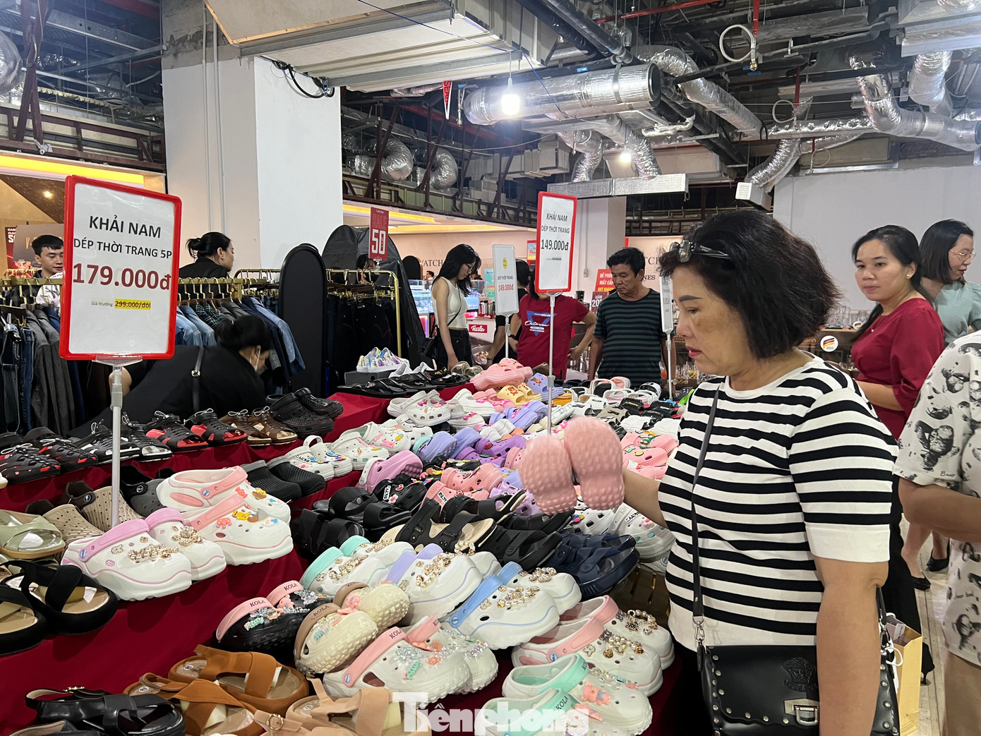 Chị Đào Thị Yến Trang (nhân viên văn phòng, quận 3) phấn khởi nói: “Tôi nhận được tin nhắn qua điện thoại của UBND TPHCM về chương trình khuyến mãi lên đến 90% sẽ diễn ra hôm nay. Do đó, tranh thủ giờ nghỉ trưa, tôi cùng nhiều đồng nghiệp trong công ty tranh thủ… săn hàng”.