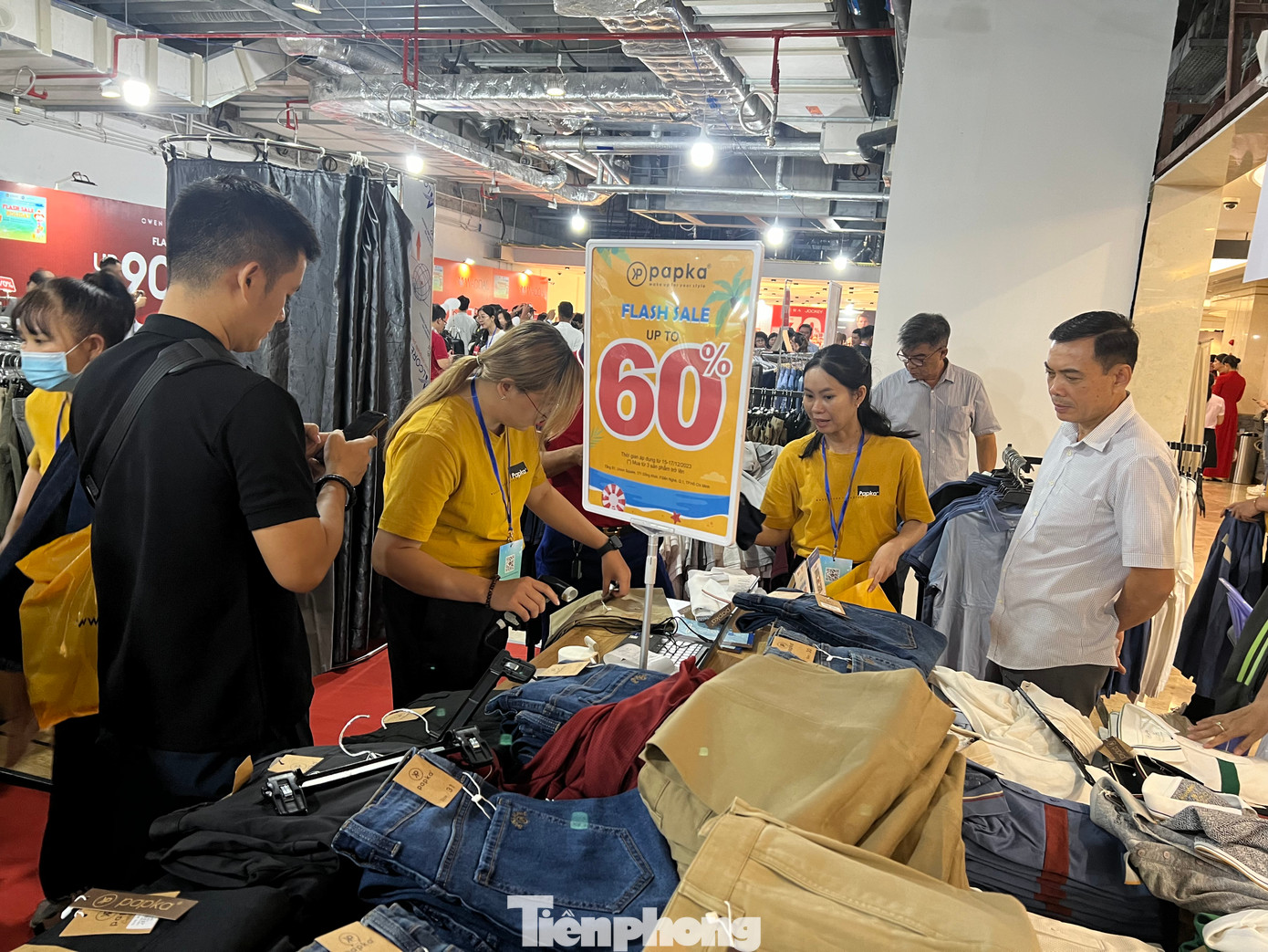 Chọn được 2 đôi giày thể thao của một thương hiệu nổi tiếng trong nước cho ông xã và con trai, chị Nguyễn Thị Tình (45 tuổi) khoe: “Tổng đơn hàng chưa tới 1 triệu đồng, rẻ hơn tới 70% so với sản phẩm tôi xem tại cửa hàng cách đây ít ngày. Tôi còn mua được bộ chăn ga, quần áo thời trang đều có mức giảm giá tới 50%. Trong thời buổi khó khăn này, mua được hàng đẹp giá tốt như thế này rất quý. Tết này gia đình tôi không cần mua sắm gì thêm nữa”.