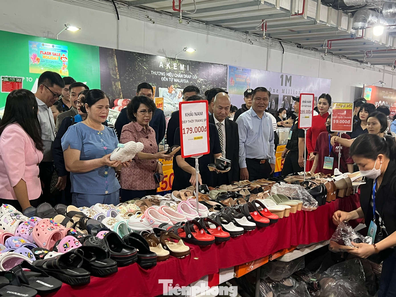 Trưa 15/12, tại Trung tâm thương mại Union Square (quận 1), sự kiện khuyến mãi hàng hiệu - Flash Sale holiday đợt 2 do Sở Công Thương TPHCM và UBND Quận 1 phối hợp tổ chức đã chính thức diễn ra. Hơn 400 nhãn hiệu nổi tiếng trong và ngoài nước đều có mức giảm giá từ 50 - 90% hấp dẫn người tiêu dùng. Ngay từ khi mở cửa, cả trăm lượt khách đã đến tham quan, mua sắm.