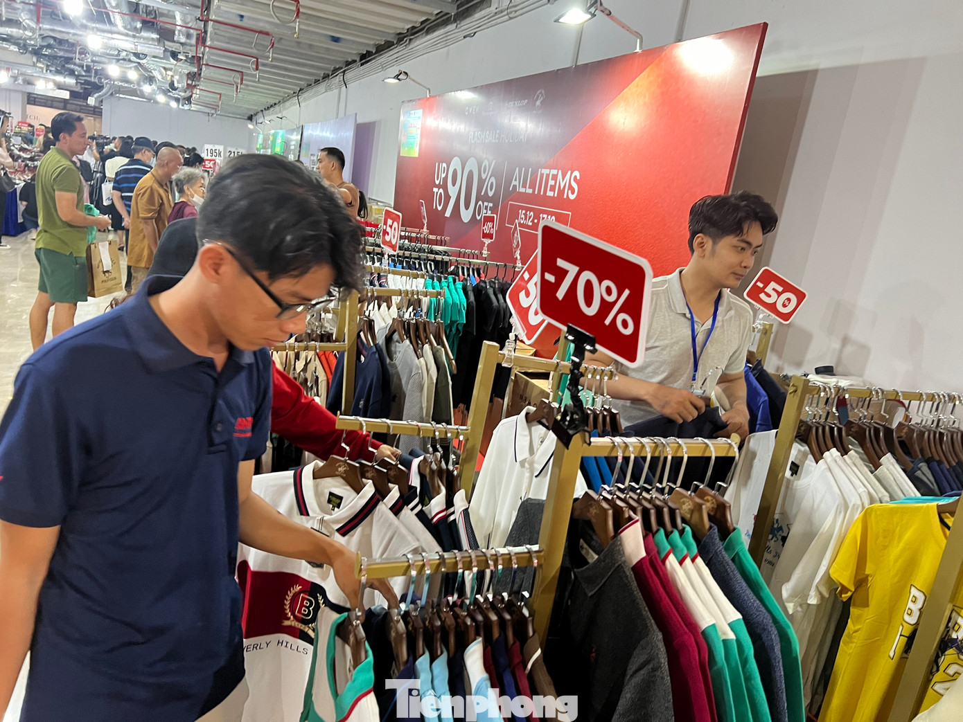 Khách thỏa thuê lựa chọn đồ đẹp diện Tết với giá rẻ bất ngờ.