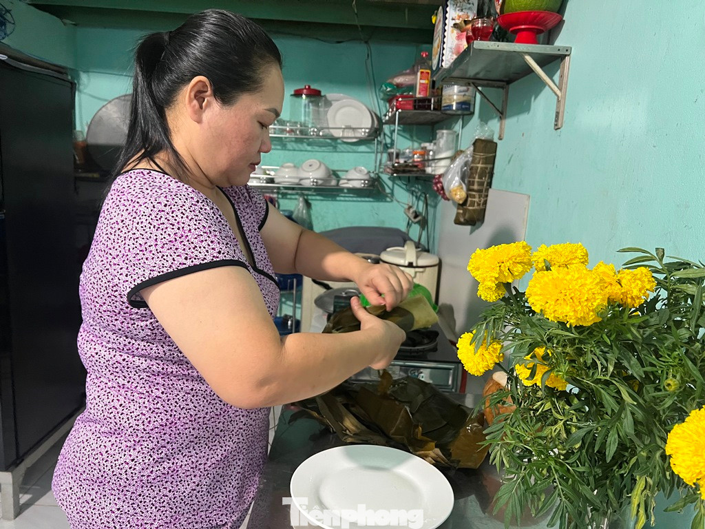 Chị Dung đã có hơn 20 năm chưa về quê. Mẹ chị ở Buôn Ma Thuột gửi lên ít đòn bánh tét cho con gái ăn Tết Chị Dung đã có hơn 20 năm chưa về quê. Mẹ chị ở Buôn Ma Thuột gửi lên ít đòn bánh tét cho con gái ăn Tết