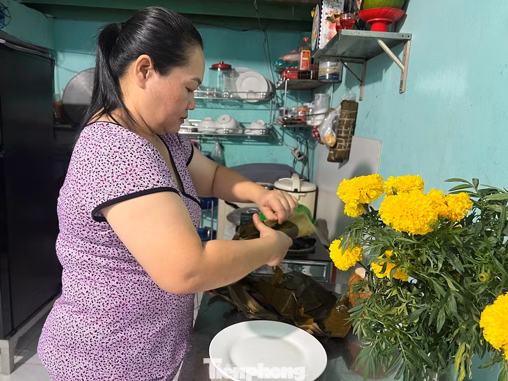 Chị Dung đã có hơn 20 năm chưa về quê. Mẹ chị ở Buôn Ma Thuột gửi lên ít đòn bánh tét cho con gái ăn Tết Chị Dung đã có hơn 20 năm chưa về quê. Mẹ chị ở Buôn Ma Thuột gửi lên ít đòn bánh tét cho con gái ăn Tết