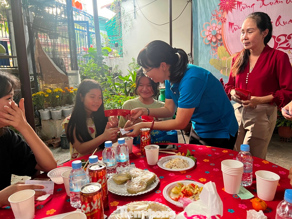 Rưng rưng đón Tết nơi xóm trọ nghèo ở TPHCM ảnh 2 Rưng rưng đón Tết nơi xóm trọ nghèo ở TPHCM ảnh 2