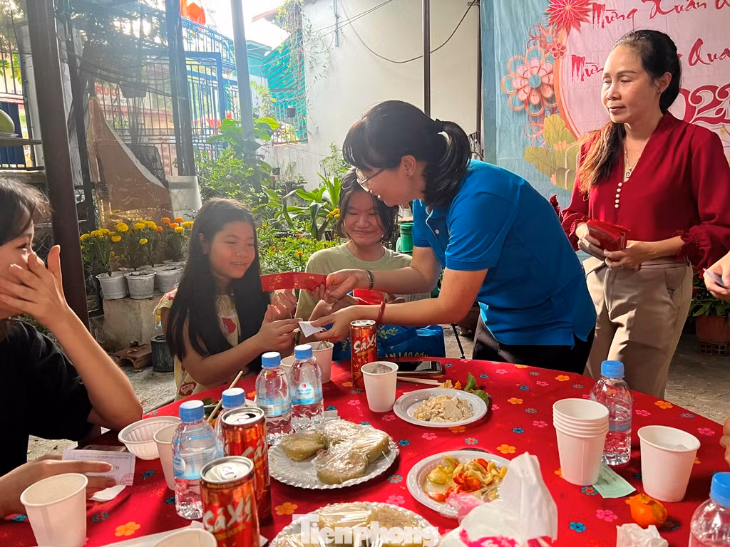 Rưng rưng đón Tết nơi xóm trọ nghèo ở TPHCM ảnh 2 Rưng rưng đón Tết nơi xóm trọ nghèo ở TPHCM ảnh 2