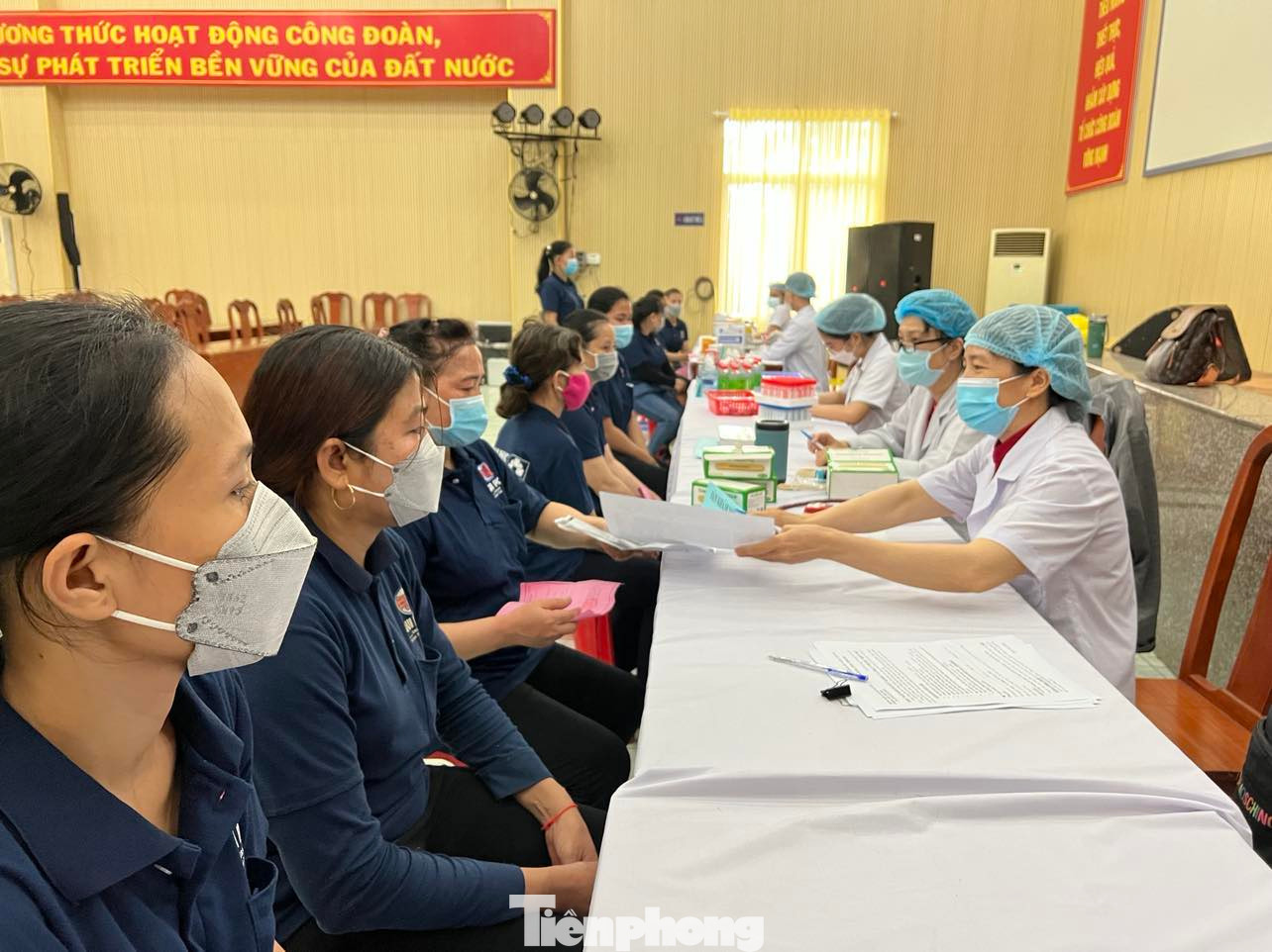 Công nhân được thăm khám sức khỏe, phát thuốc miễn phí