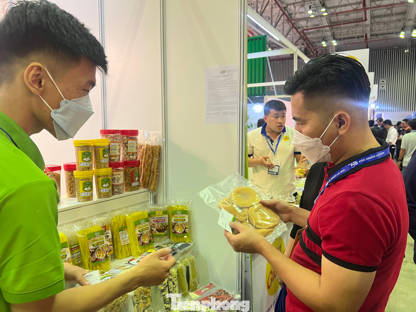 Khách hàng ngạc nhiên khi biết bánh tiêu sau khi chế biến sẽ được cấp đông rồi đưa sang Mỹ Khách hàng ngạc nhiên khi biết bánh tiêu sau khi chế biến sẽ được cấp đông rồi đưa sang Mỹ