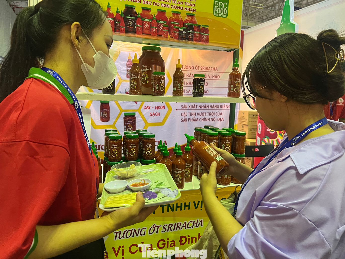 Tương ớt xuất khẩu được giới thiệu đến khách hàng Tương ớt xuất khẩu được giới thiệu đến khách hàng