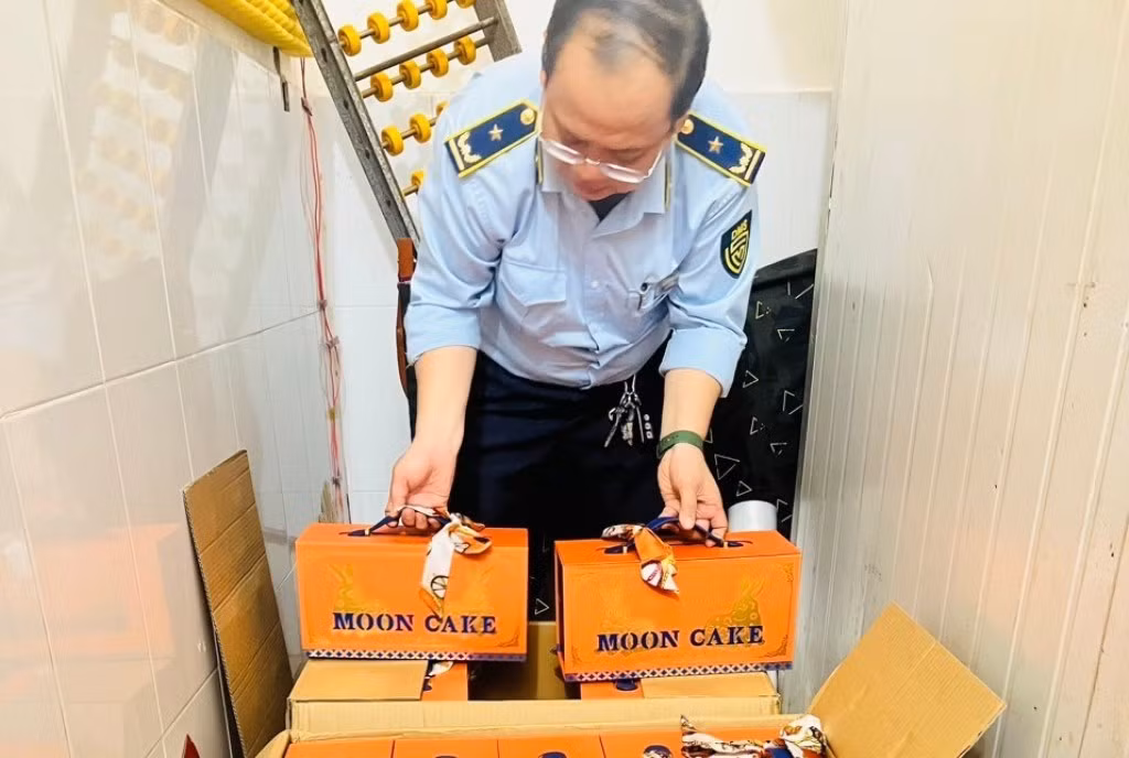Lực lượng quản lý thị trường TPHCM phát hiện lượng lớn bánh trung thu không có nguồn gốc.