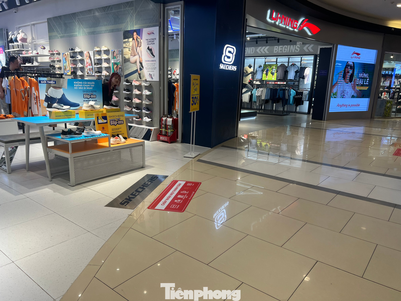 Nhân viên chờ đợi để đón khách Nhân viên chờ đợi để đón khách