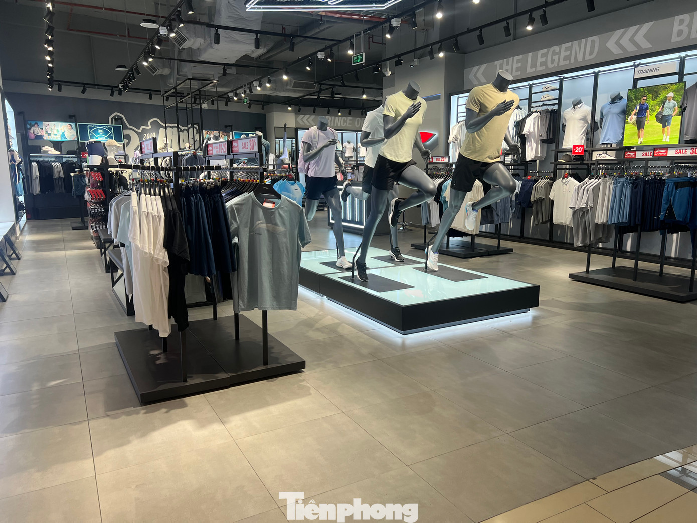 Cửa hàng vắng hoe khách Cửa hàng vắng hoe khách