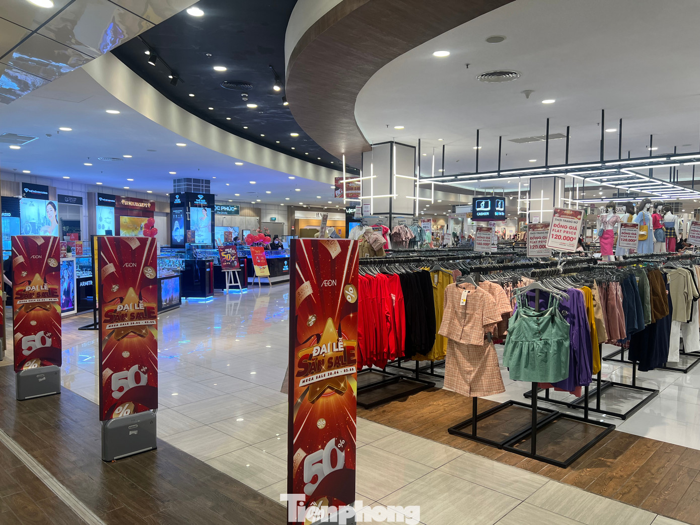 "Mặc dù ngày lễ, các trung tâm thương mại đều đông nghịt người nhưng chủ yếu chỉ đến ăn uống, vui chơi, tham quan chứ ít mua sắm quần áo, túi xách. Kinh tế khó khăn khiến người dân càng thắt chặt chi tiêu, khách hàng chỉ mua thực phẩm và các mặt hàng thiết yếu chứ không mua sắm xênh xang như trước" - nữ nhân viên một cửa hàng quần áo thời trang nói. "Mặc dù ngày lễ, các trung tâm thương mại đều đông nghịt người nhưng chủ yếu chỉ đến ăn uống, vui chơi, tham quan chứ ít mua sắm quần áo, túi xách. Kinh tế khó khăn khiến người dân càng thắt chặt chi tiêu, khách hàng chỉ mua thực phẩm và các mặt hàng thiết yếu chứ không mua sắm xênh xang như trước" - nữ nhân viên một cửa hàng quần áo thời trang nói.