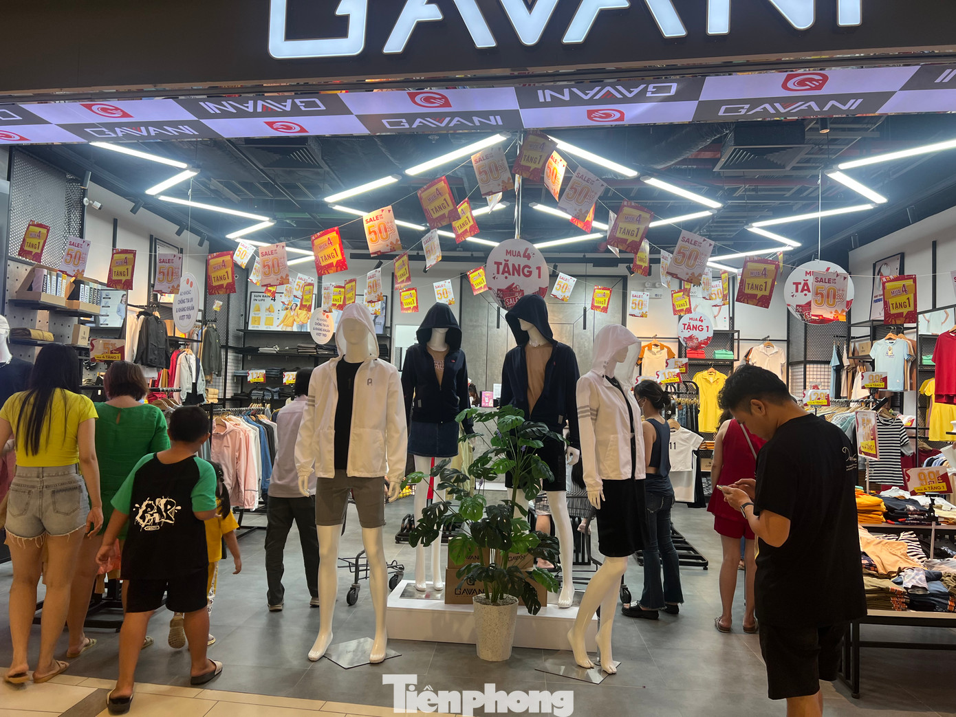 Khách hàng vào xem hàng nhiều hơn khách mua Khách hàng vào xem hàng nhiều hơn khách mua