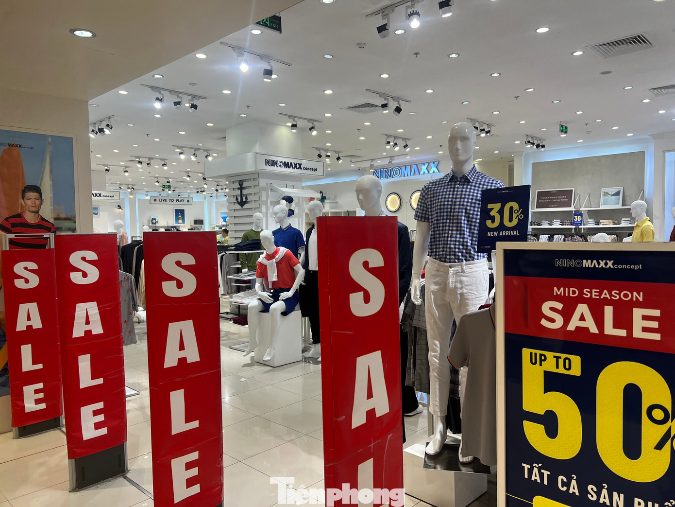 Ngày 2/5, tại nhiều Trung tâm thương mại lớn như Aeon, Takashimaya, Vincom, Vạn Hạnh mall... các cửa hàng thời trang như quần áo, túi xách, giày thể thao... đều treo bảng giảm giá đỏ rực trước cửa hàng. Theo đó, các mặt hàng đều giảm giá từ 15-50%, mua 1 tặng 1, sale đồng giá... Ngày 2/5, tại nhiều Trung tâm thương mại lớn như Aeon, Takashimaya, Vincom, Vạn Hạnh mall... các cửa hàng thời trang như quần áo, túi xách, giày thể thao... đều treo bảng giảm giá đỏ rực trước cửa hàng. Theo đó, các mặt hàng đều giảm giá từ 15-50%, mua 1 tặng 1, sale đồng giá...