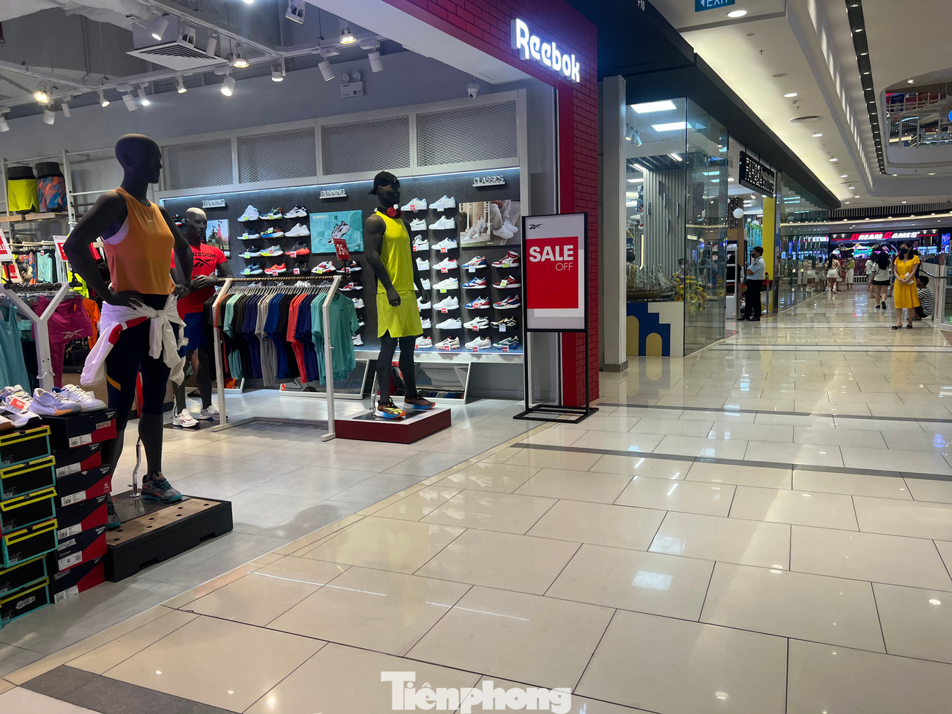 "Năm nay việc ít, thu nhập giảm hẳn nên chúng tôi ít khi sắm đồ mới. Đưa con cái vào siêu thị, cửa hàng hưởng "ké" máy lạnh cho mát, nhìn ngắm thời trang một chút, sau đó mua cho con cây kem ăn rồi về chứ không dám chi tiêu nhiều" - chị Thanh (công nhân công ty Pouyuen, quận Bình Tân) bộc bạch. "Năm nay việc ít, thu nhập giảm hẳn nên chúng tôi ít khi sắm đồ mới. Đưa con cái vào siêu thị, cửa hàng hưởng "ké" máy lạnh cho mát, nhìn ngắm thời trang một chút, sau đó mua cho con cây kem ăn rồi về chứ không dám chi tiêu nhiều" - chị Thanh (công nhân công ty Pouyuen, quận Bình Tân) bộc bạch.