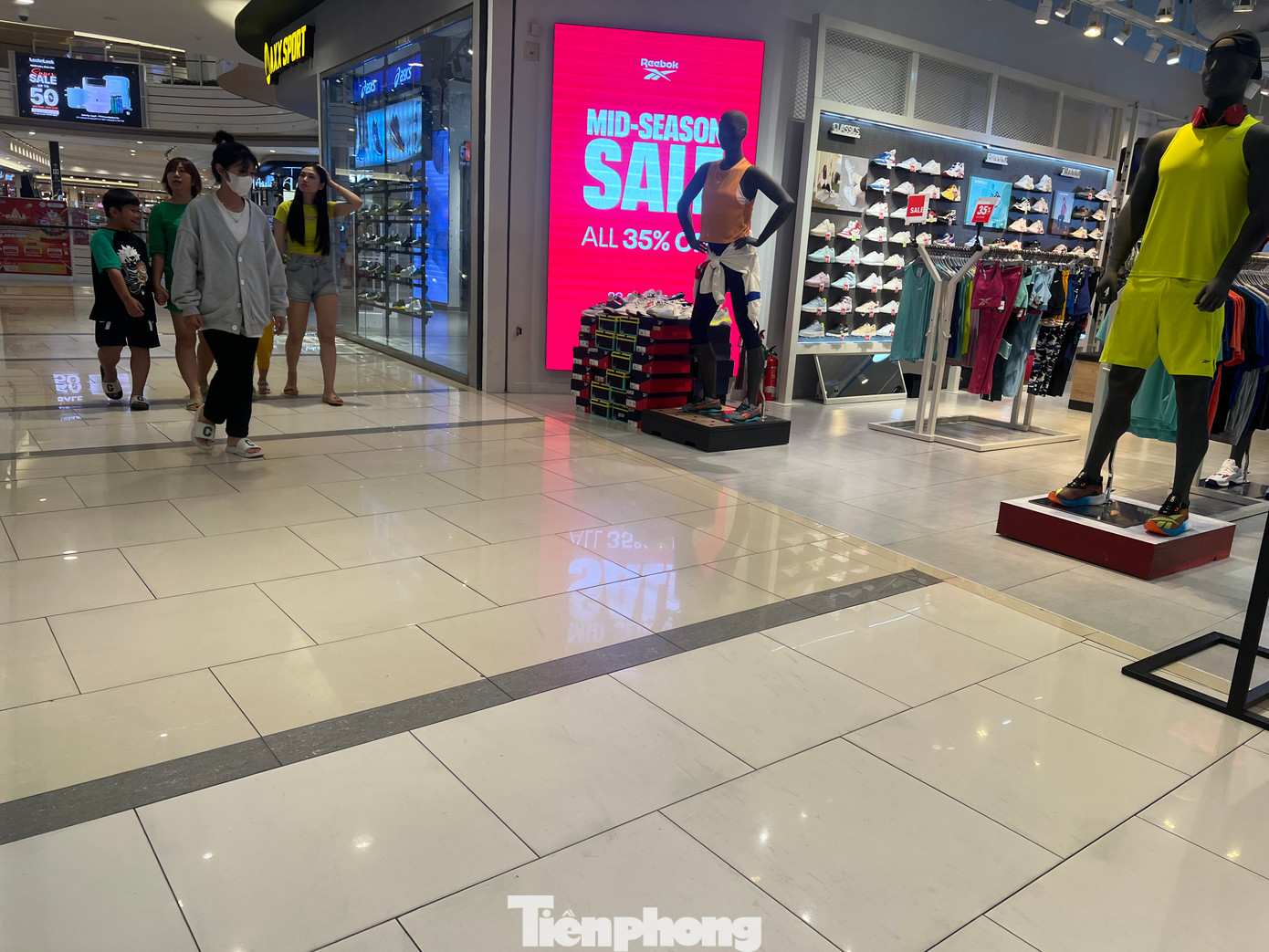 Khu vực dành cho thời trang khá vắng khách qua lại Khu vực dành cho thời trang khá vắng khách qua lại