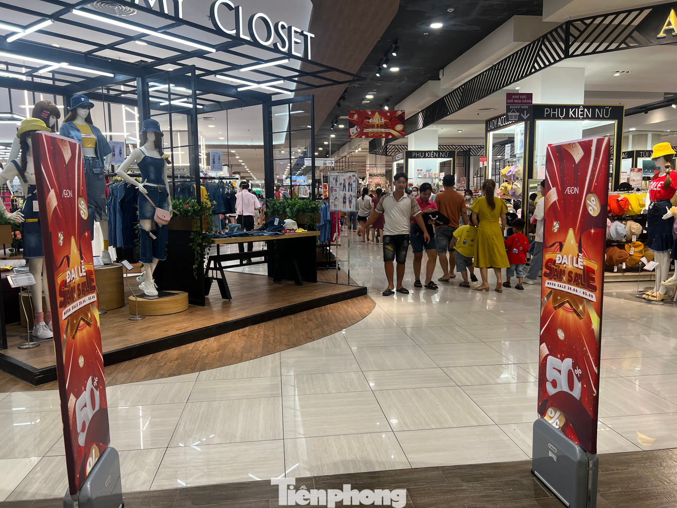 Khách đông tấp nập trong những ngày nghỉ lễ nhưng không nhiều người đến để mua sắm thời trang, dù cửa hàng có nhiều chương trình khuyến mãi hấp dẫn. Khách đông tấp nập trong những ngày nghỉ lễ nhưng không nhiều người đến để mua sắm thời trang, dù cửa hàng có nhiều chương trình khuyến mãi hấp dẫn.