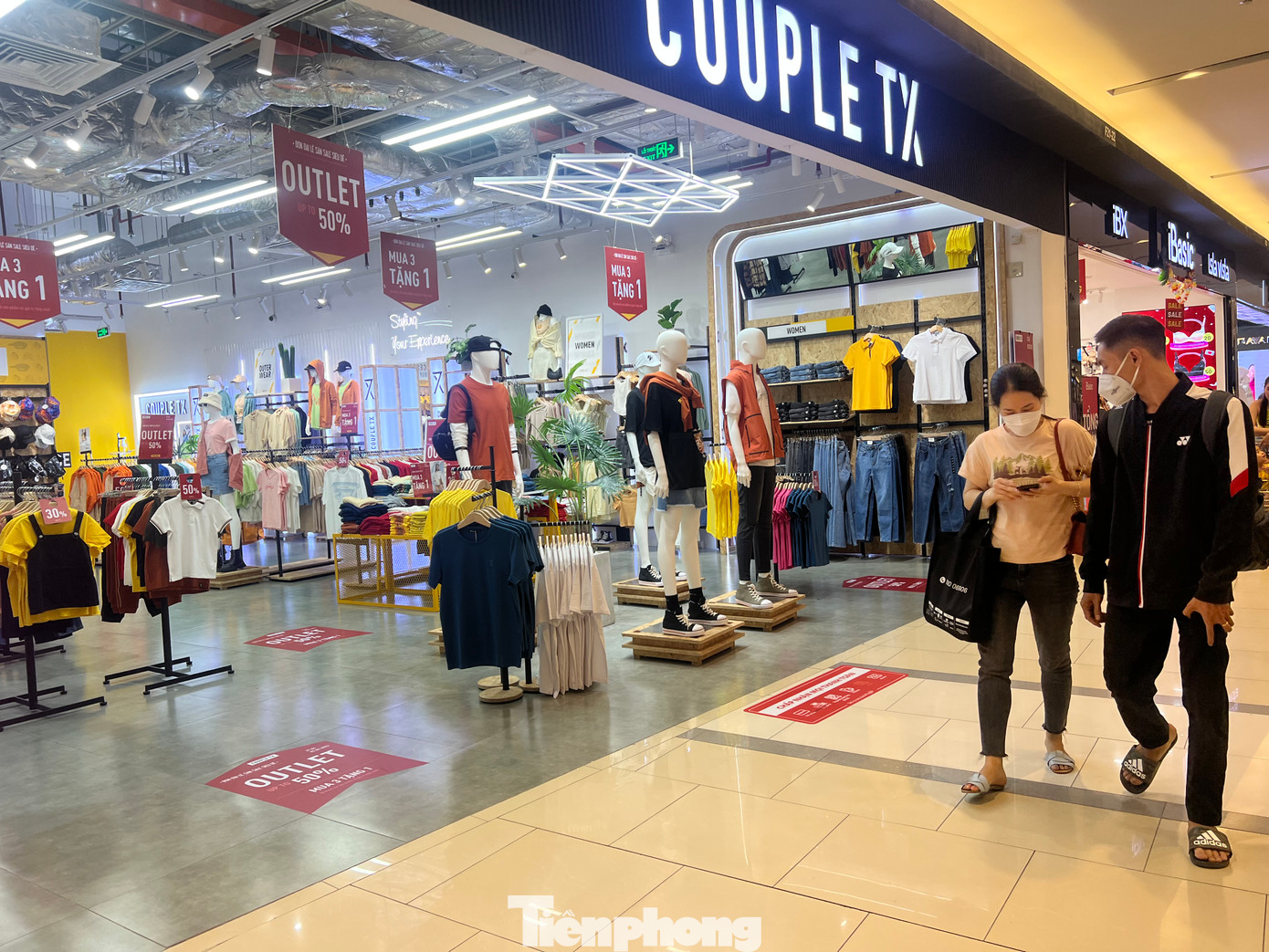 Nhiều chương trình giảm giá tại cửa hàng thời trang ở trung tâm thương mại. Nhiều chương trình giảm giá tại cửa hàng thời trang ở trung tâm thương mại.
