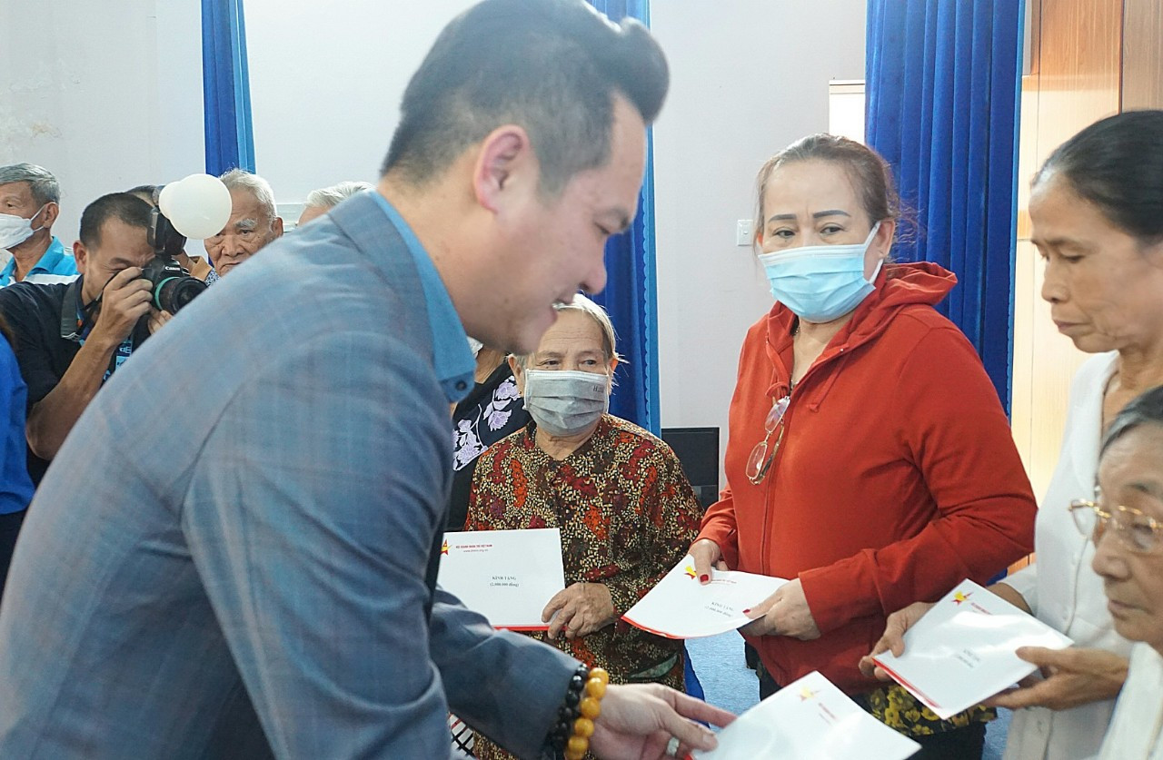 Anh Đặng Hồng Anh, Phó Chủ tịch Hội Liên hiệp Thanh niên Việt Nam, Chủ tịch Hội Doanh nhân trẻ Việt Nam tặng quà cho các nạn nhân chất độc màu da cam/dioxin tại tỉnh Long An.