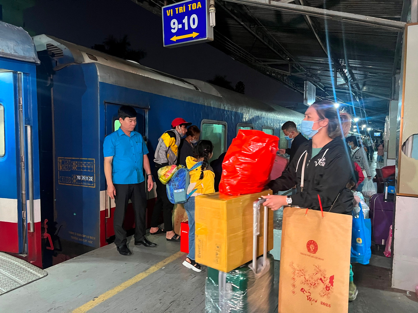 Công nhân tay xách nách mang thỏa ước mong về quê đón Tết đoàn viên