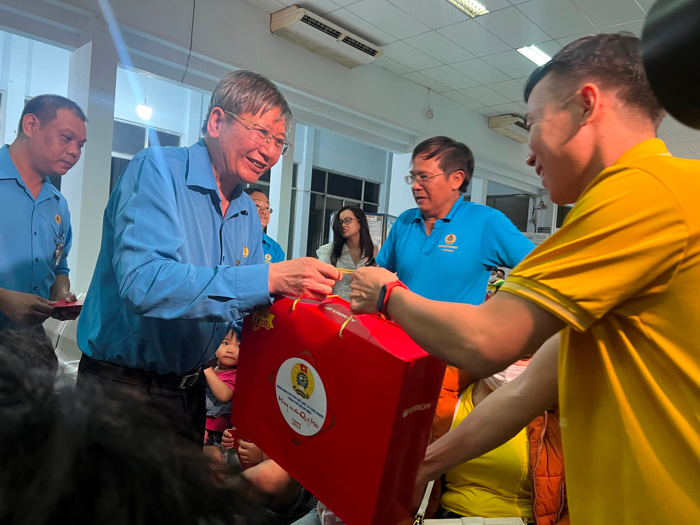 Ông Trần Thanh Hải - Phó Chủ tịch thường trực Tổng LĐLĐ Việt Nam - tặng quà cho công nhân