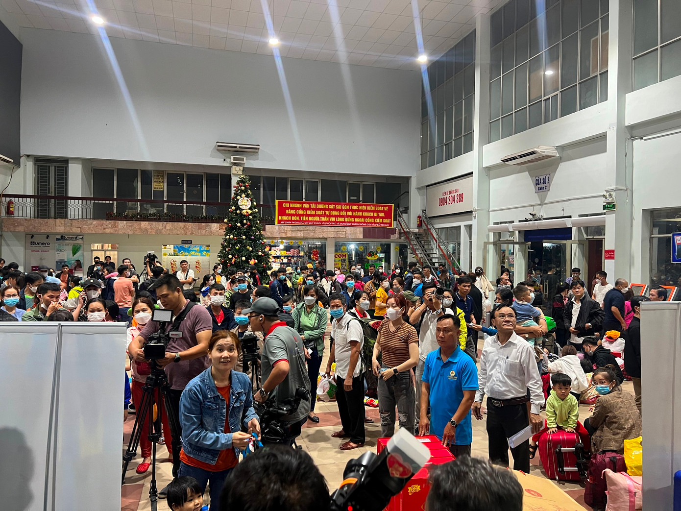 Ga Sài Gòn nhộn nhịp trong đêm 16/1