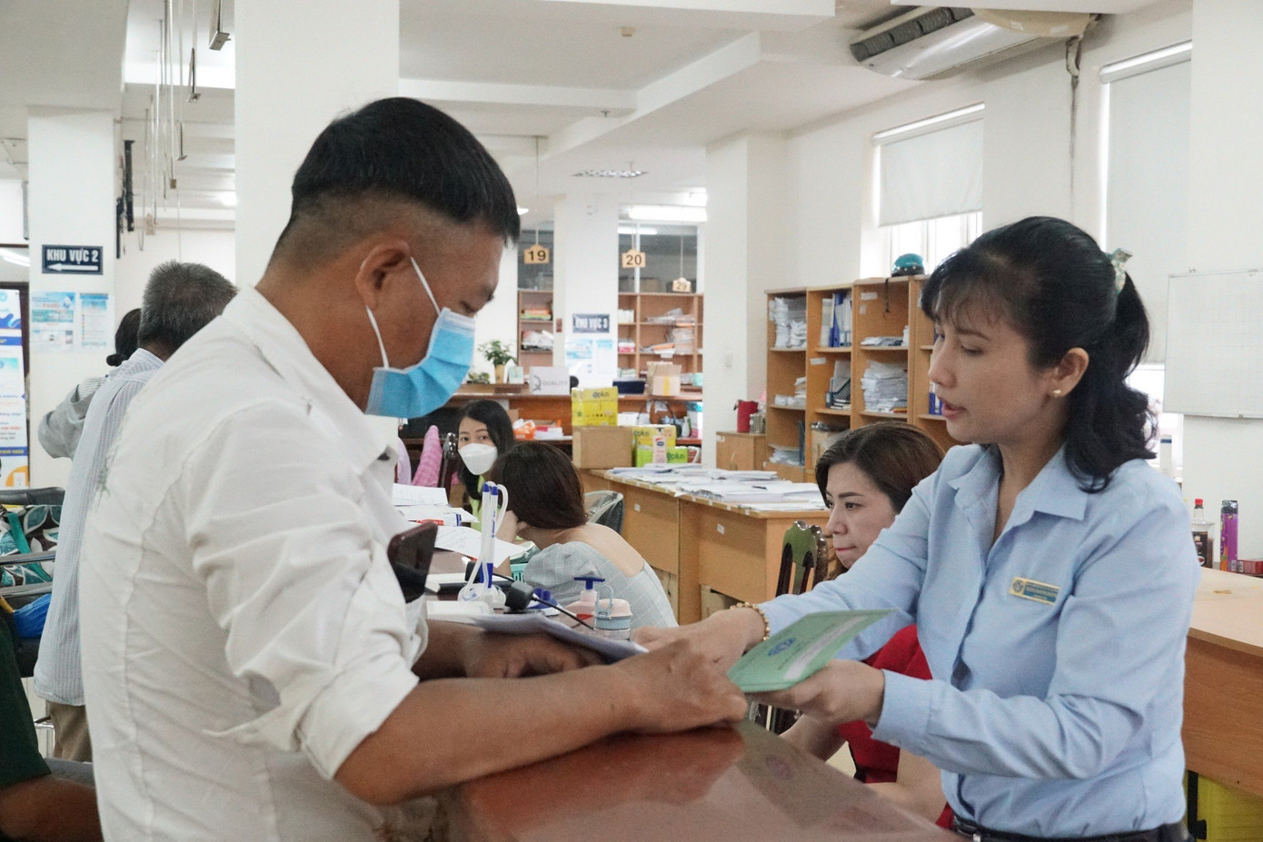 Bắt đầu từ ngày 1/1/2024, BHXH các quận huyện sẽ dừng tiếp nhận hồ sơ ở bộ phận một cửa vào ngày thứ 7