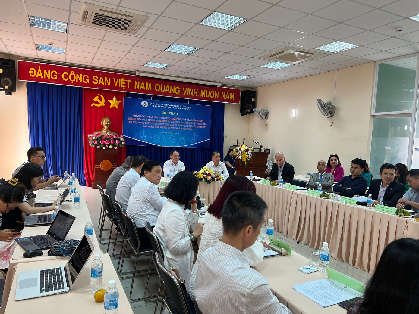 Các đại biểu tham dự hội nghị