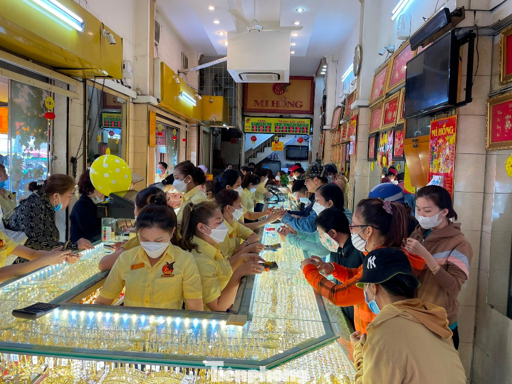 Nhiều người dân cho biết đã có thói quen mua vàng trong ngày này để cầu may mắn cả năm. Nhiều người dân cho biết đã có thói quen mua vàng trong ngày này để cầu may mắn cả năm.