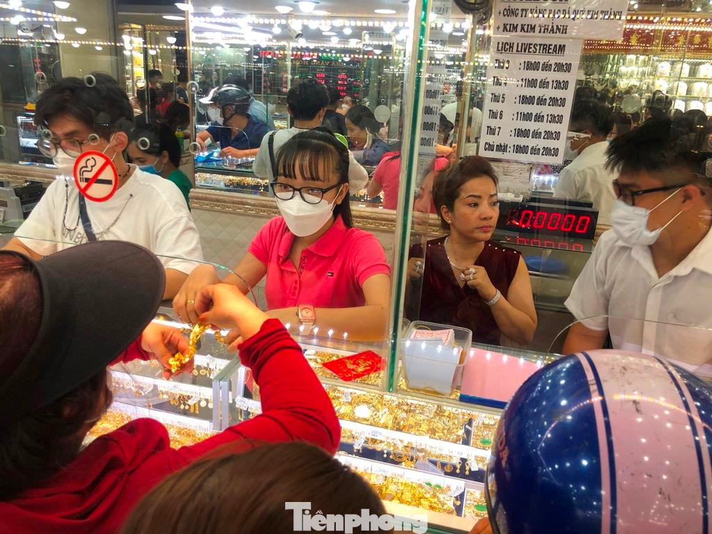 Tiệm vàng Kim Thành (quận 6) cũng đông nghịt khách đến sắm vàng sớm Tiệm vàng Kim Thành (quận 6) cũng đông nghịt khách đến sắm vàng sớm