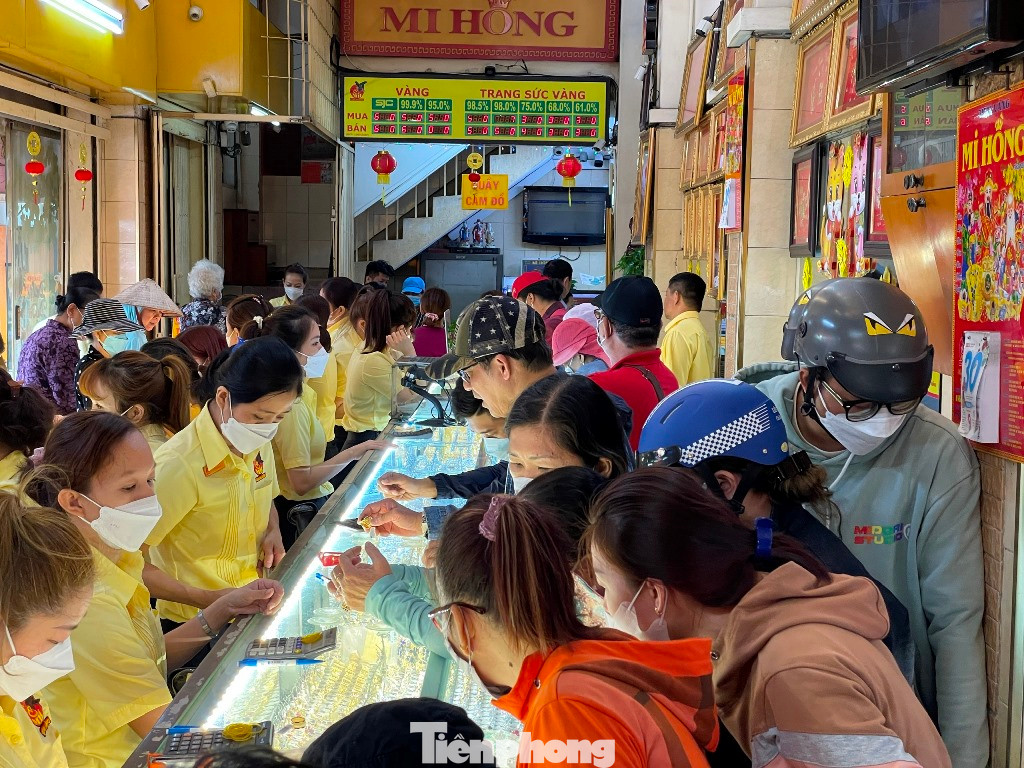 Tiệm vàng Mi Hồng đông nghịt khách mua vàng ngày vía Thần tài vào trưa 30/1 (mùng 9 tháng Giêng) Tiệm vàng Mi Hồng đông nghịt khách mua vàng ngày vía Thần tài vào trưa 30/1 (mùng 9 tháng Giêng)