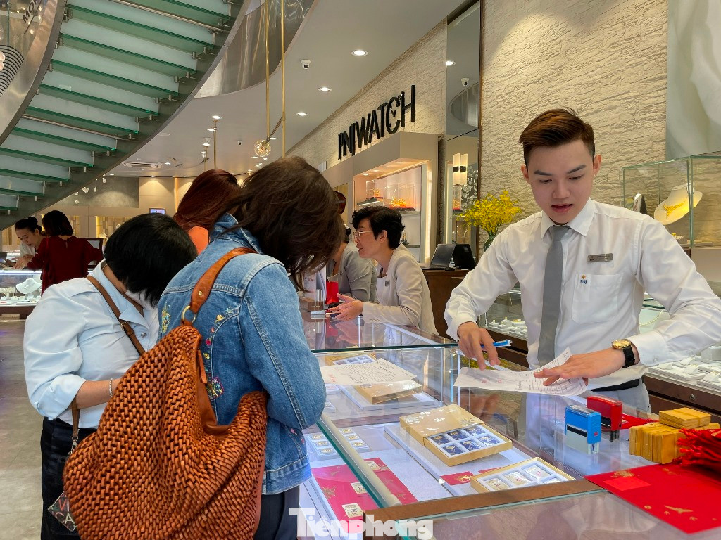 Nhiều người tranh thủ mua vàng sớm để không phải chen lấn, chờ đợi nếu mua đúng ngày. Nhiều người tranh thủ mua vàng sớm để không phải chen lấn, chờ đợi nếu mua đúng ngày.