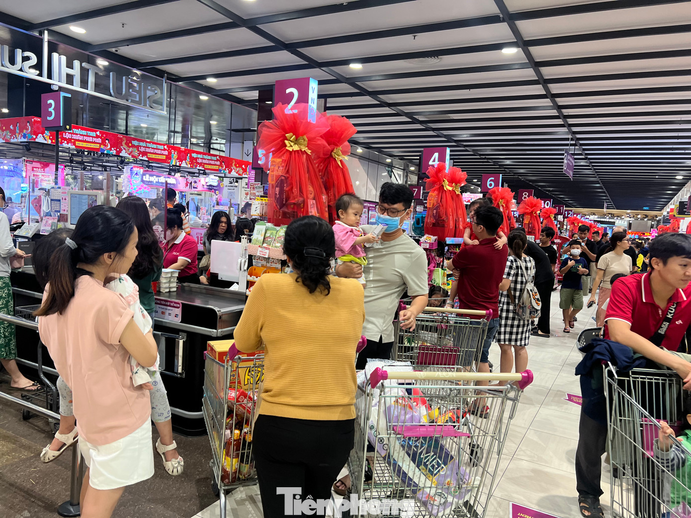 Khu vực mua sắm ở các siêu thị cũng đông nghịt người. Dù các hệ thống bán lẻ đã tăng cường thêm quầy thanh toán nhưng khách vẫn chờ khoảng 15 - 20 phút mới đến lượt.