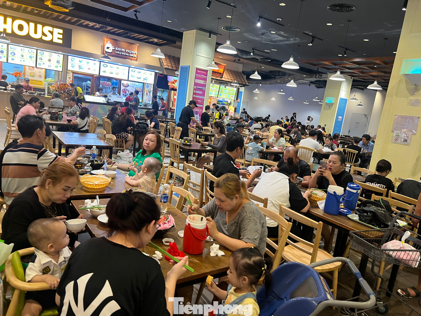 Một số bàn còn để trống nhưng thực tế đã có khách đặt từ trước. &quot;Hôm nay chúng tôi phải chờ đợi khoảng 30 phút mới được phục vụ. Tuy vậy, chúng tôi không cảm thấy phiền hà gì. Tết mà!&quot; - ông Lý Văn Tâm (ngụ quận 6) chia sẻ.