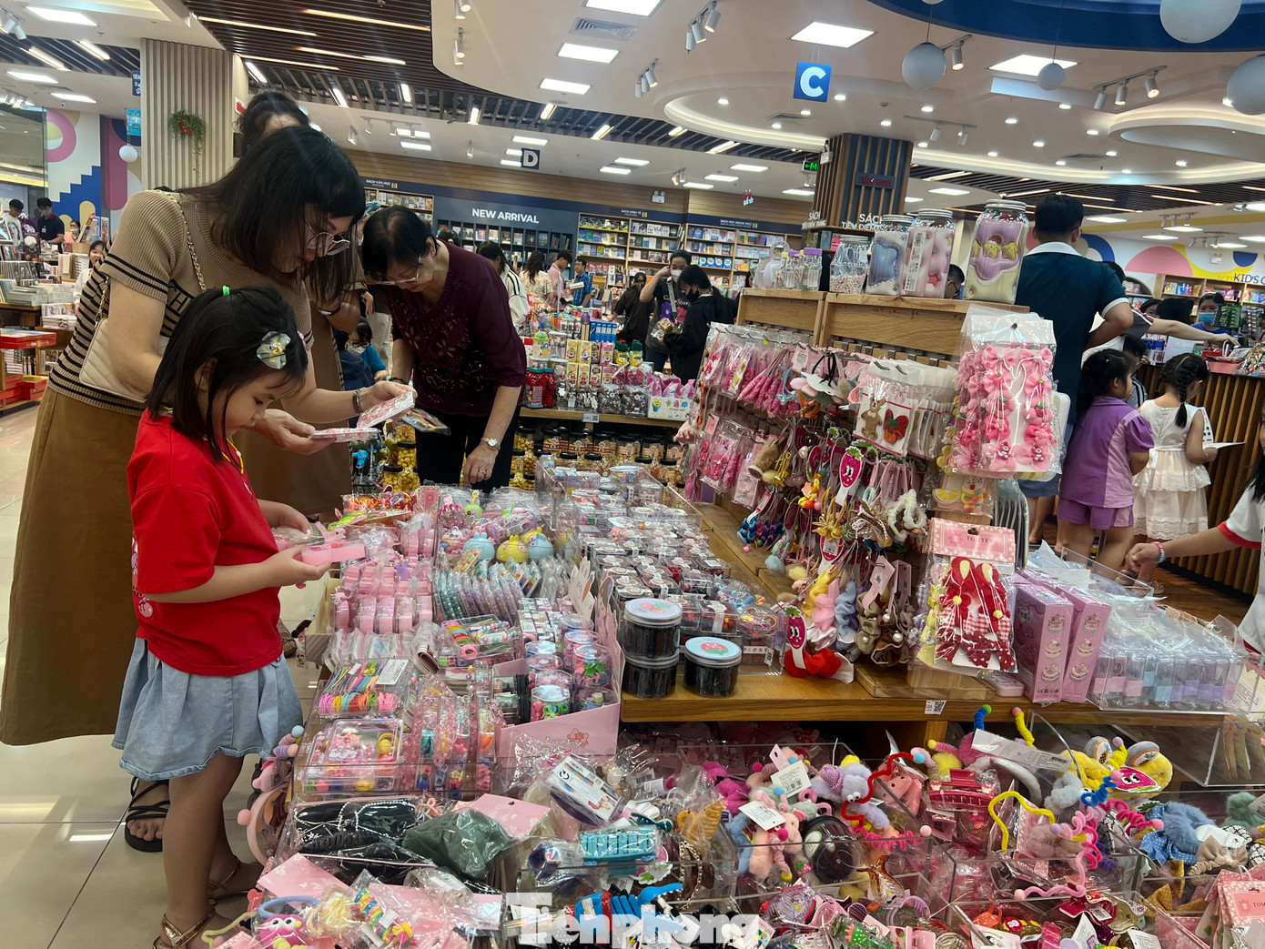 Siêu thị sách là điểm &quot;check-in&quot; ưa thích của nhiều bạn nhỏ.