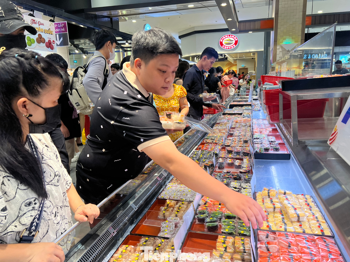 Nhiều món ăn chế biến sẵn có giá chỉ 9.800 đồng/món nên bán rất chạy, nhân viên phải liên tục đưa lên quầy kệ phục vụ khách hàng. &quot;Thức ăn tươi ngon, giá cả rẻ là lý do tôi luôn đưa cả gia đình vào siêu thị những dịp nghỉ lễ, Tết&quot; - chị Thu Minh (ngụ quận Tân Phú) vui vẻ nói.